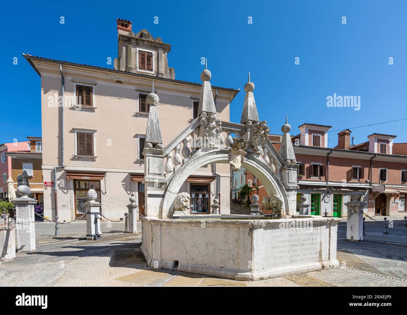 Koper, Slowenien. 2. Juli 2023. Blick auf den Brunnen Da Ponte im Stadtzentrum Stockfoto