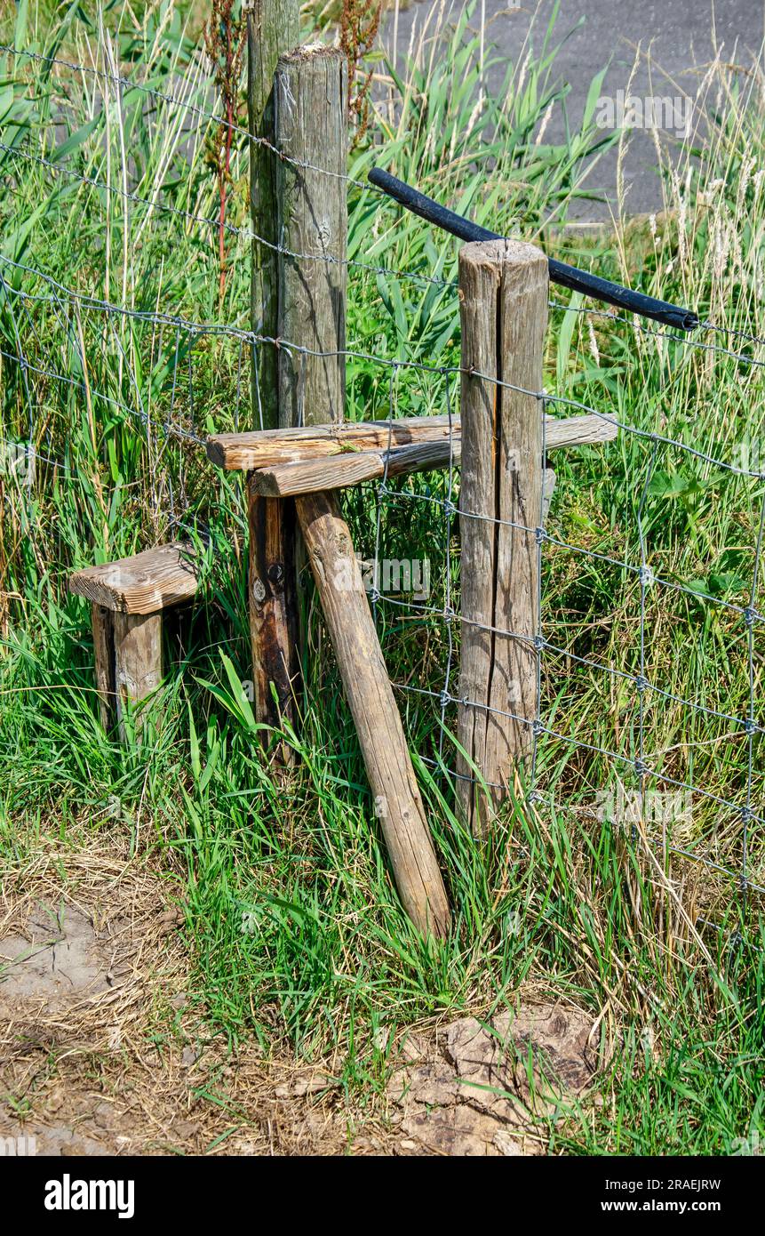 Ein wackeliger Zaun überquert Stockfoto