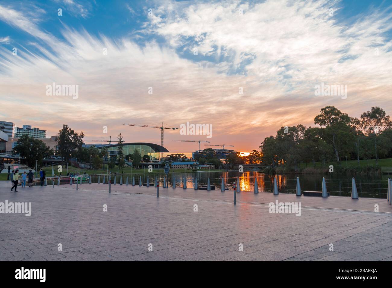 Der wunderschöne Fluss Torrens bei Sonnenuntergang, Adelaide, Südaustralien. Stockfoto