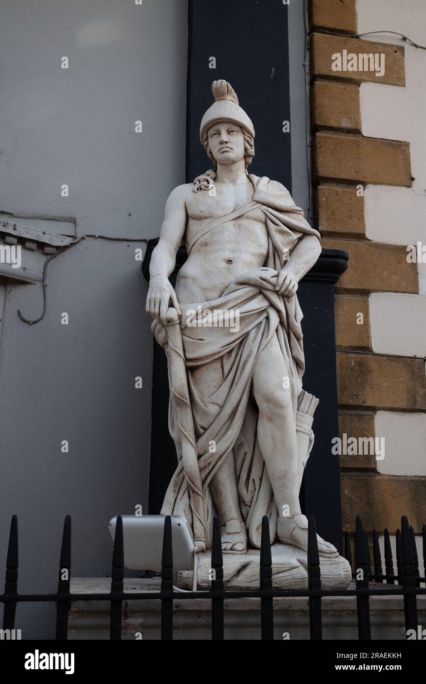 Eine Statue in einem Restaurant in Vine Street, Evesham, Worcestershire, England, Großbritannien Stockfoto