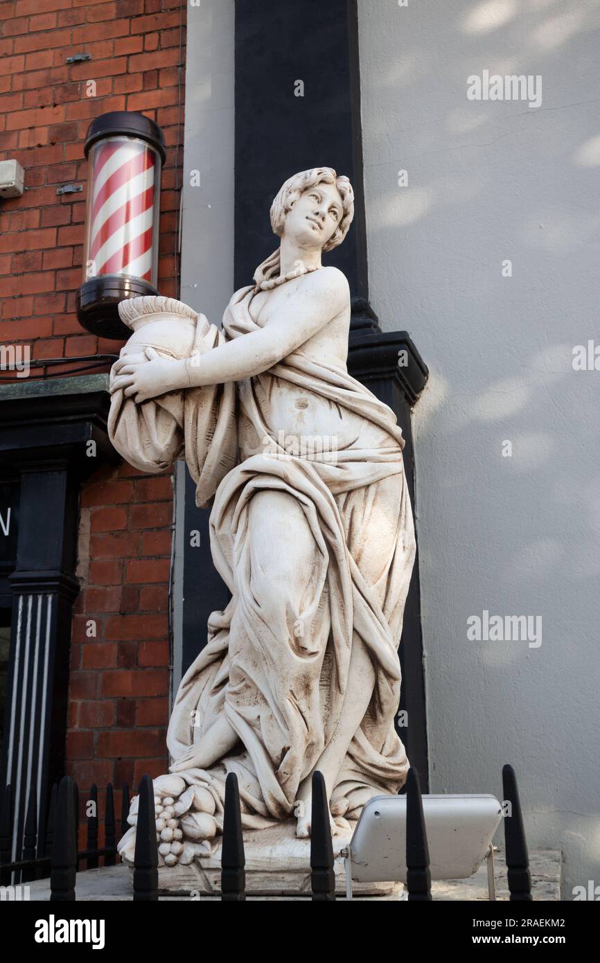 Eine Statue in einem Restaurant in Vine Street, Evesham, Worcestershire, England, Großbritannien Stockfoto