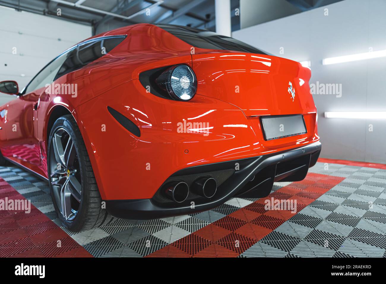 05.17.2023 Warschau, Polen. Rückansicht eines roten, luxuriösen Ferrari, der bei Mechanikern oder in einem Autotelefon geparkt ist. Glänzende rote Autolackierung eines Sportwagens. Hochwertiges Foto Stockfoto