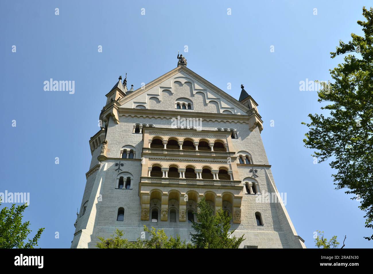 Schloss NEUSCHWANSTEIN, Süddeutschland – 08.21.2021: Schloss NEUSCHWANSTEIN am Nordrand der Alpen Stockfoto