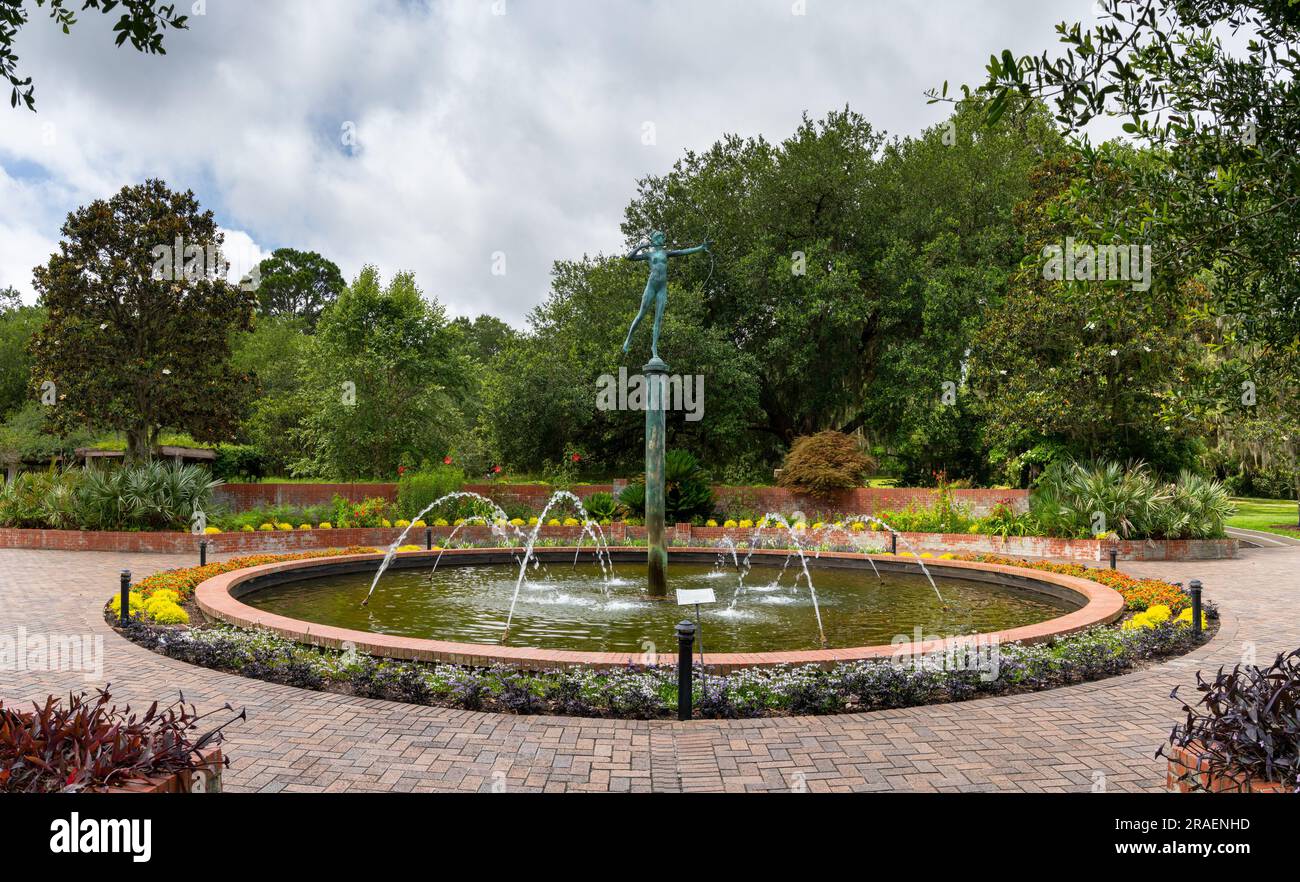 Murrells Inlet, USA - 21. Juni 2023: Diana of the Chase Statue und Diana Pool in Brookgreen Gardens Stockfoto