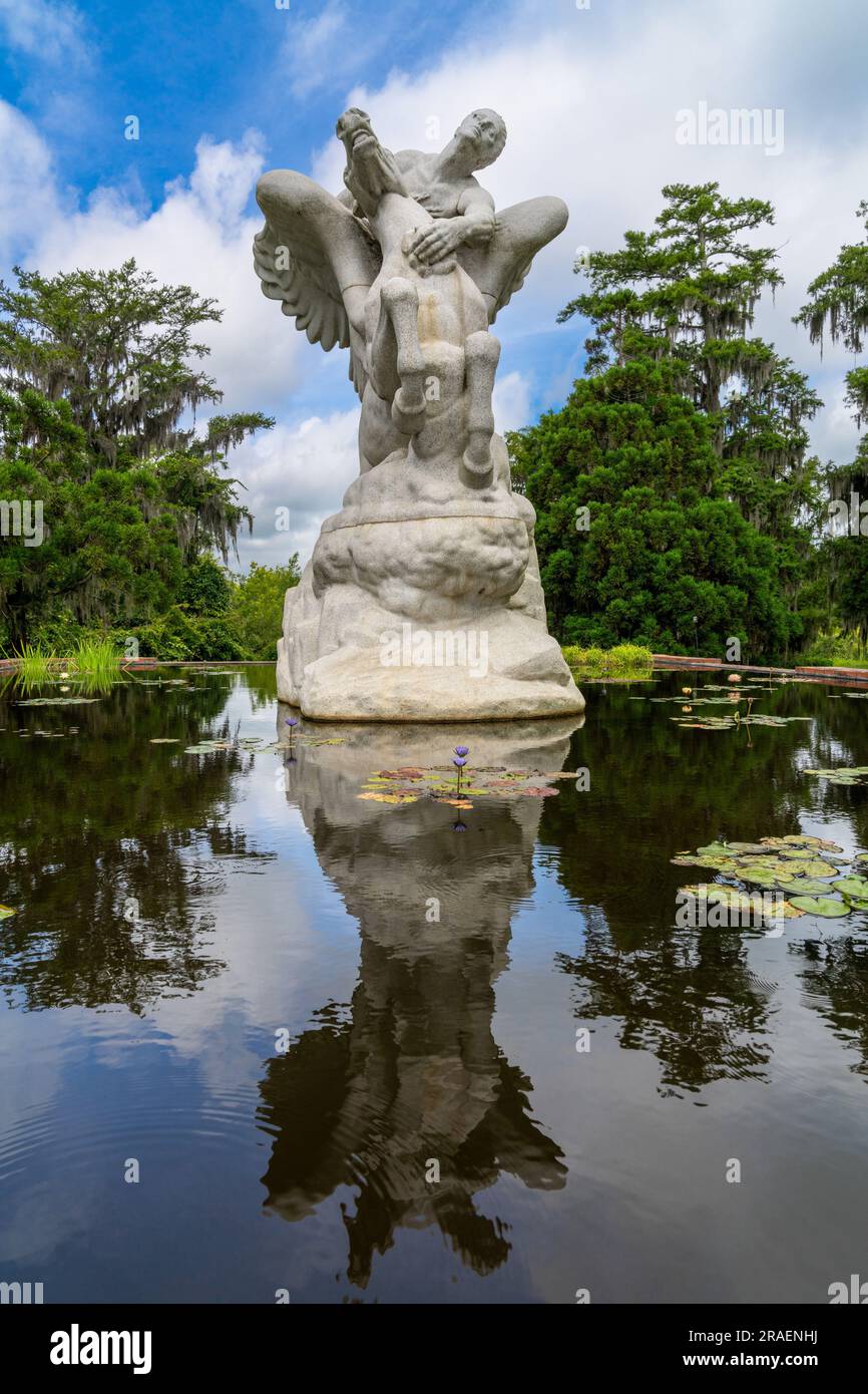 Murrells Inlet, USA - 21. Juni 2023: Pegasus Statue und Pool in Brookgreen Gardens Stockfoto