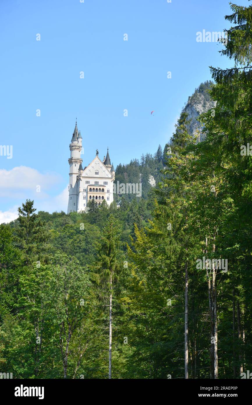 Schloss NEUSCHWANSTEIN, Süddeutschland – 08.21.2021: Schloss NEUSCHWANSTEIN am Nordrand der Alpen Stockfoto