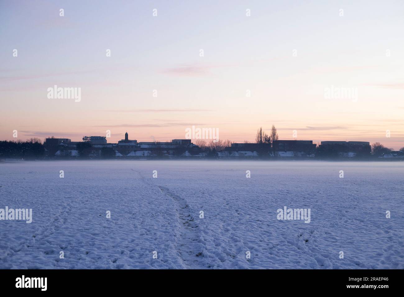 Ein schneebedeckter Park in Ilford, East London. Stockfoto