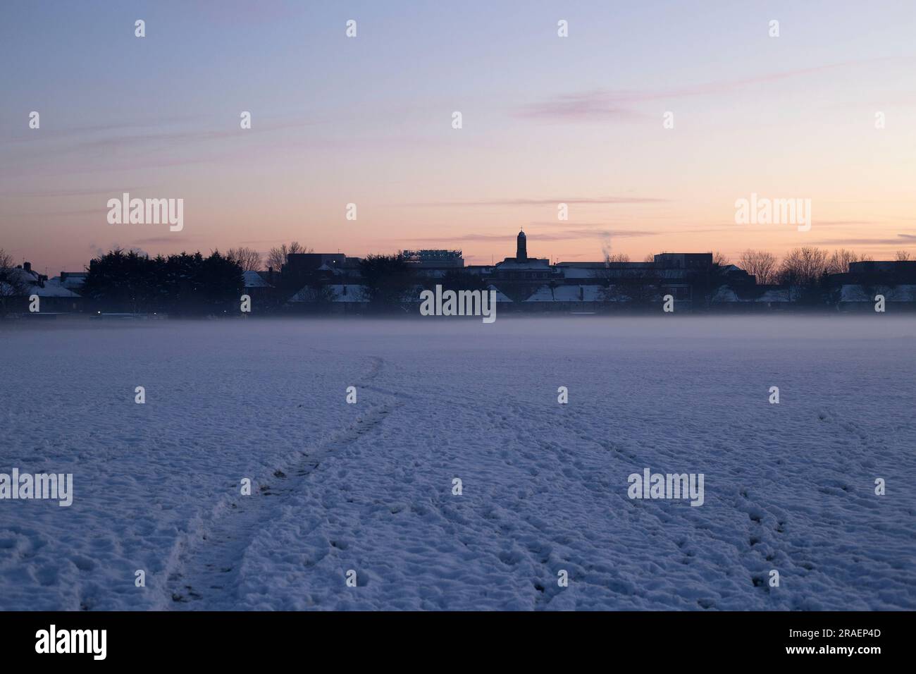 Ein schneebedeckter Park in Ilford, East London. Stockfoto