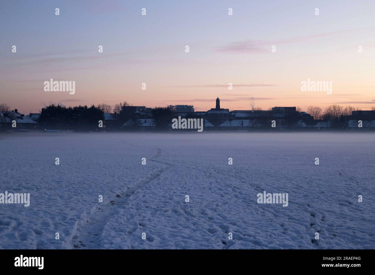 Ein schneebedeckter Park in Ilford, East London. Stockfoto
