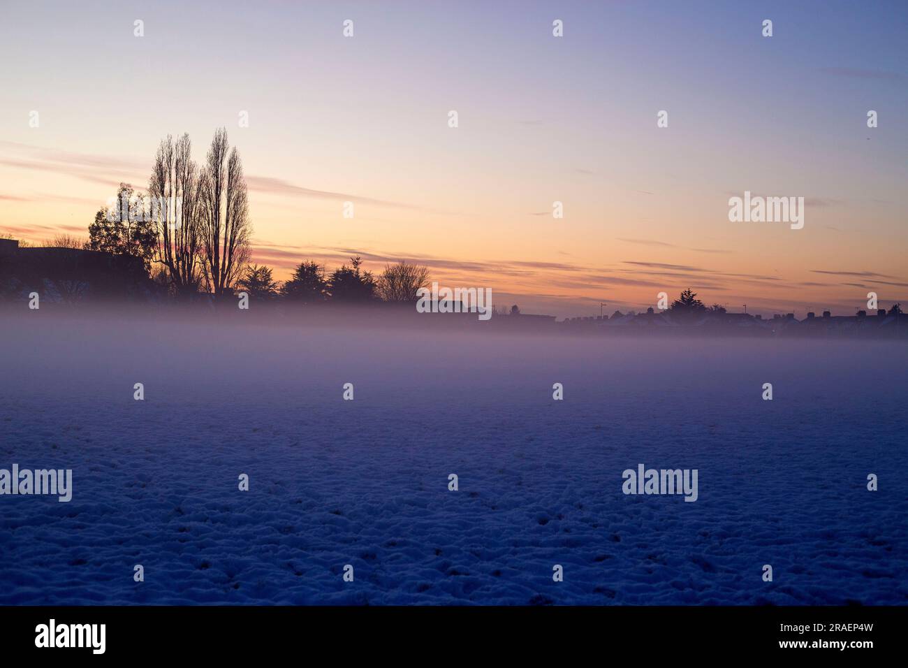 Ein schneebedeckter Park in Ilford, East London. Stockfoto
