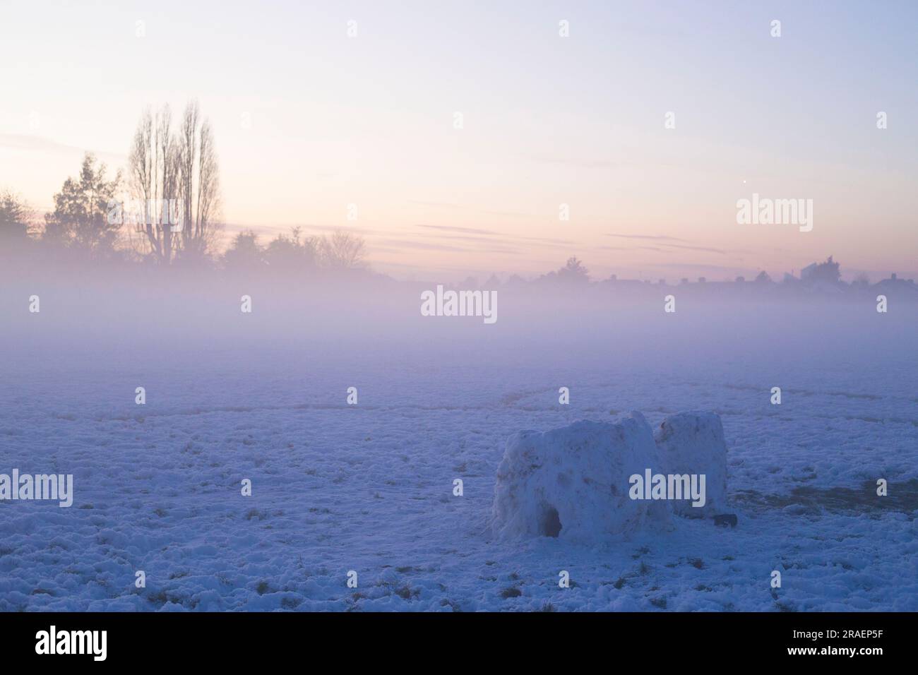 Ein schneebedeckter Park in Ilford, East London. Stockfoto