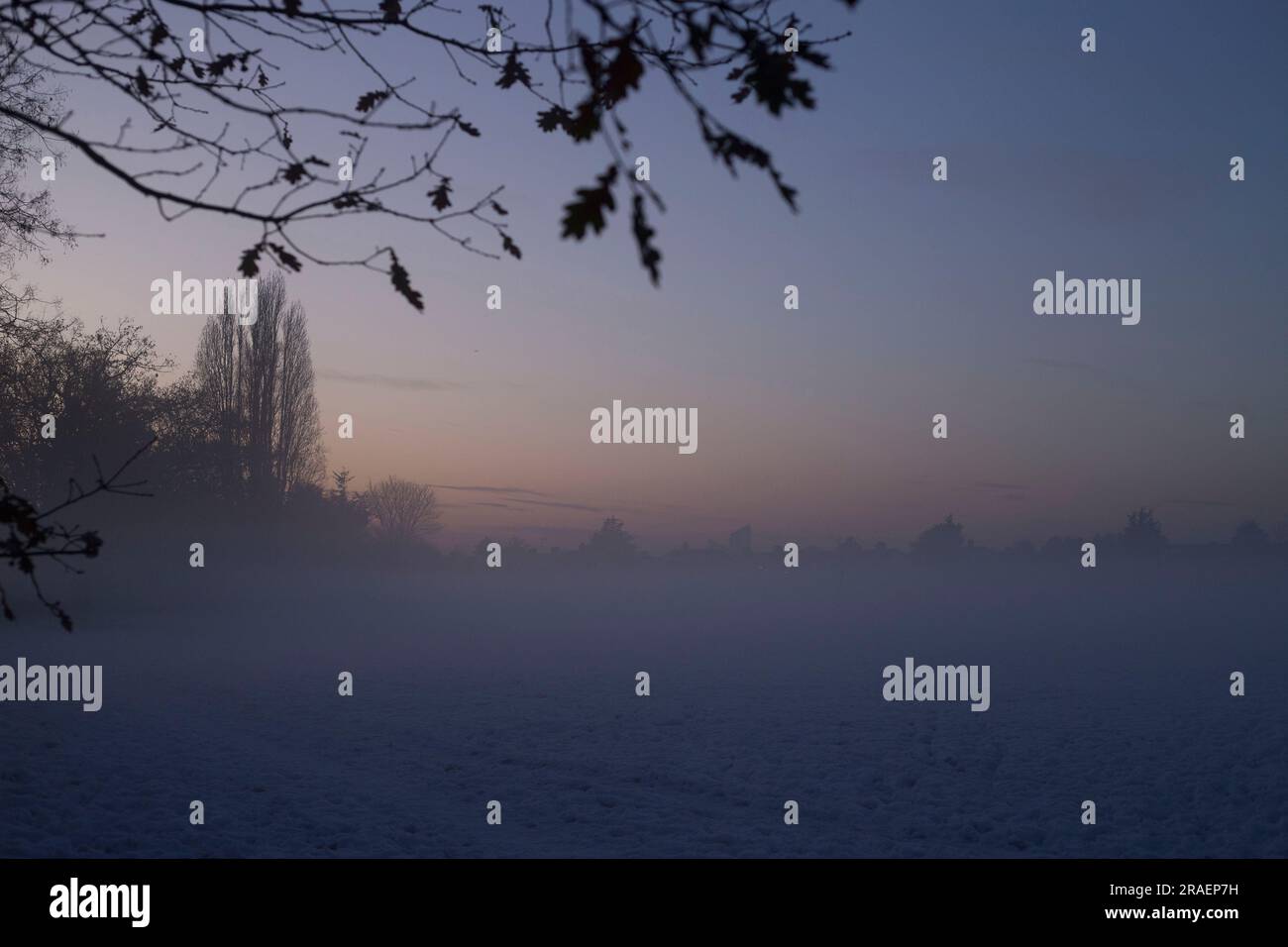 Ein schneebedeckter Park in Ilford, East London. Stockfoto