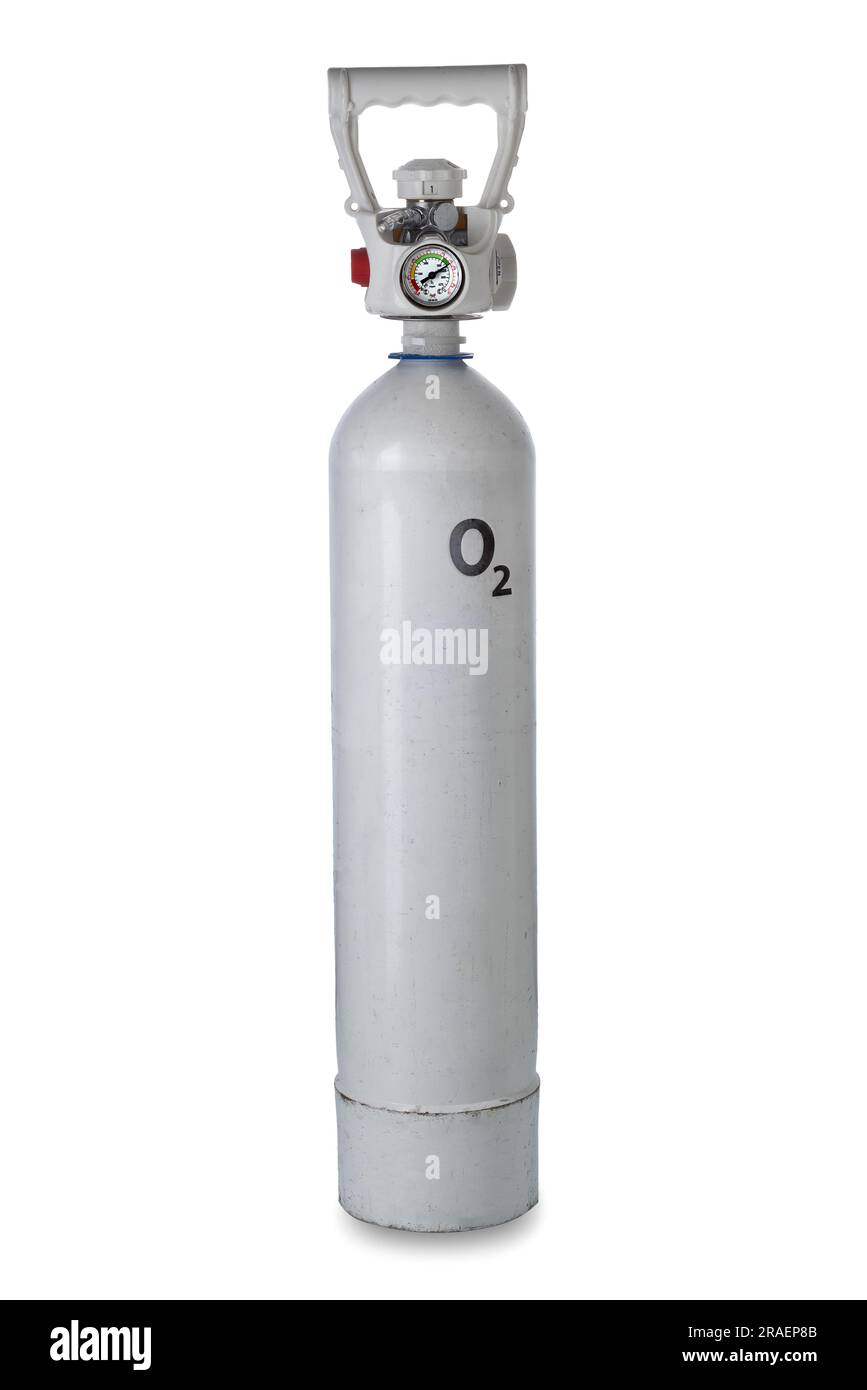 Tragbarer Sauerstofftank mit Manometer und Sauerstoffstromregler. Weißer medizinischer Sauerstofftank, isoliert auf weiß, mit Clipping-Pfad im Lieferumfang enthalten Stockfoto