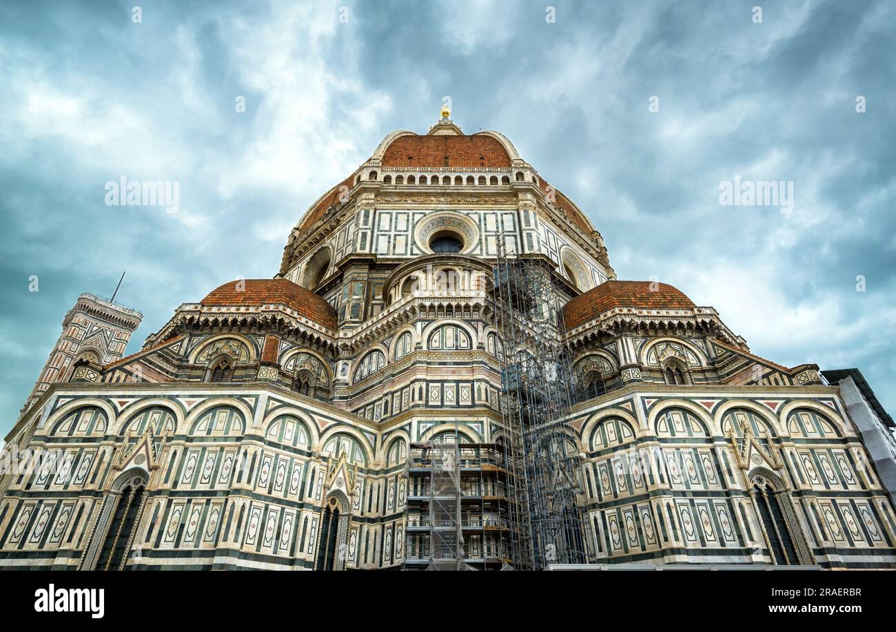 Kathedrale der Heiligen Maria der Blume (Basilika Santa Maria del Fiore), Florenz, Italien. Dom unter dramatischem Himmel, Landschaft des alten Wahrzeichens von Florenz. Th Stockfoto