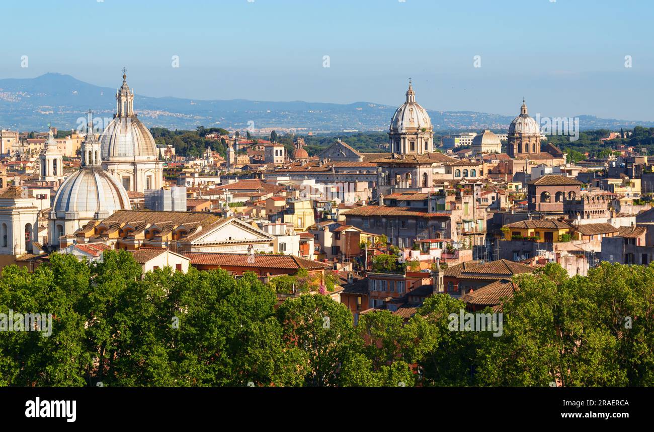 Die Skyline von Rom, Italien, Europa. Malerischer Blick auf römische Gebäude im Hintergrund der Berge. Wunderschönes Stadtbild von Rom im Sommer. Schöne Landschaft des alten Roma Stockfoto
