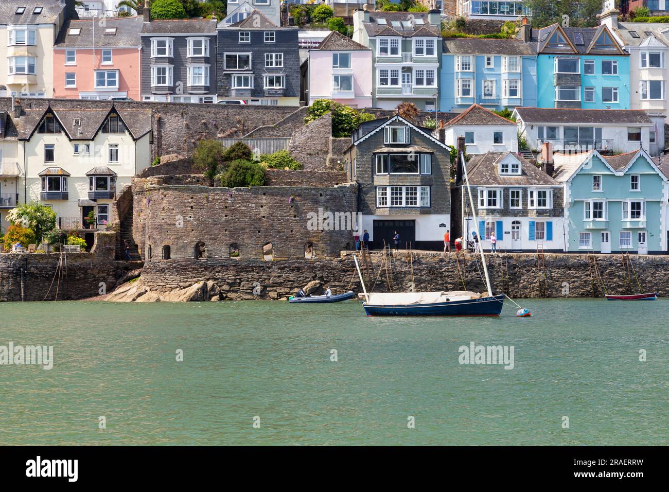 Blick auf den Fluss von Dartmouth mit Bayard's Cove Quayside Houses, Bayard's Cove Fort, Booten und River Dart. Stockfoto Blick auf den Fluss von Dartmouth mit Bayard's Cove Quayside Houses, Bayard's Cove Fort, Booten und River Dart. Stockfoto