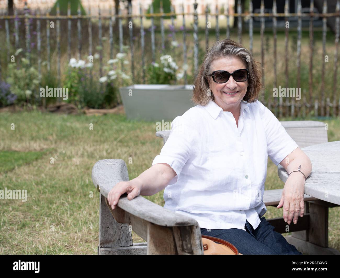 East Molesey, Surrey, Großbritannien. 3. Juli 2023. Schauspielerin, Fernsehmoderatorin und Fernsehmoderatorin Caroline Quentin genießen den RHS Hampton Court Palace Garden Festival Press Day. Kredit: Maureen McLean/Alamy Live News Stockfoto