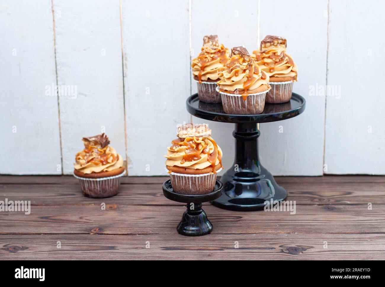 Erdnussbutter-Cupcakes mit gesalzenem Karamell, Toffee und Schokoladenbissen Stockfoto