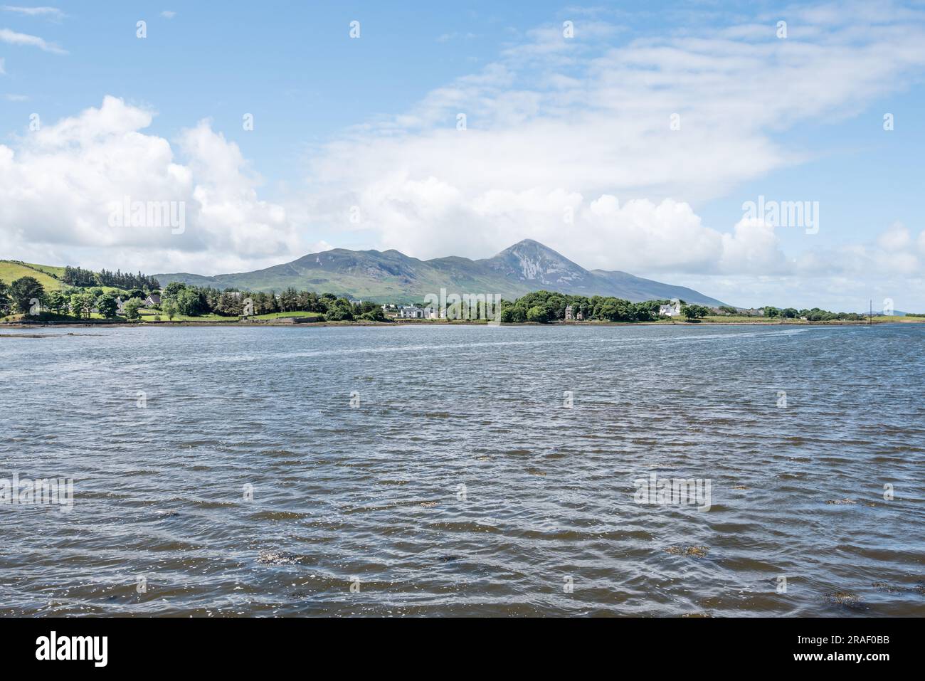 Croagh Patrick, der Spitzname The Reek, ist ein 764 m hoher Berg und ein wichtiger Wallfahrtsort in Mayo, Irland Stockfoto