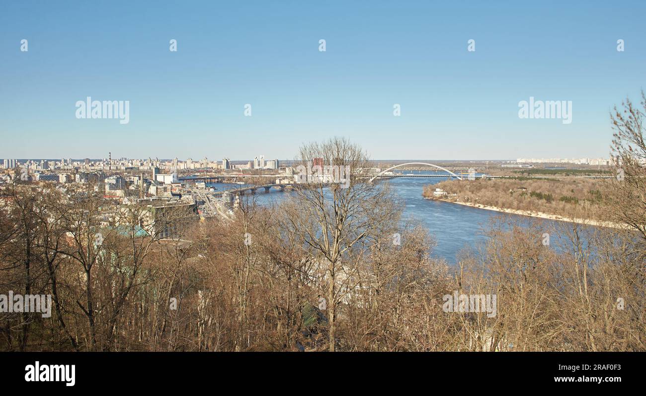 Kiew, Ukraine-03.30.2023: Blick von oben auf Kiew von der Fußgängerbrücke und der Fahrradbrücke über den Abstieg von St. Volodymyr in Kiew, Ukraine Stockfoto