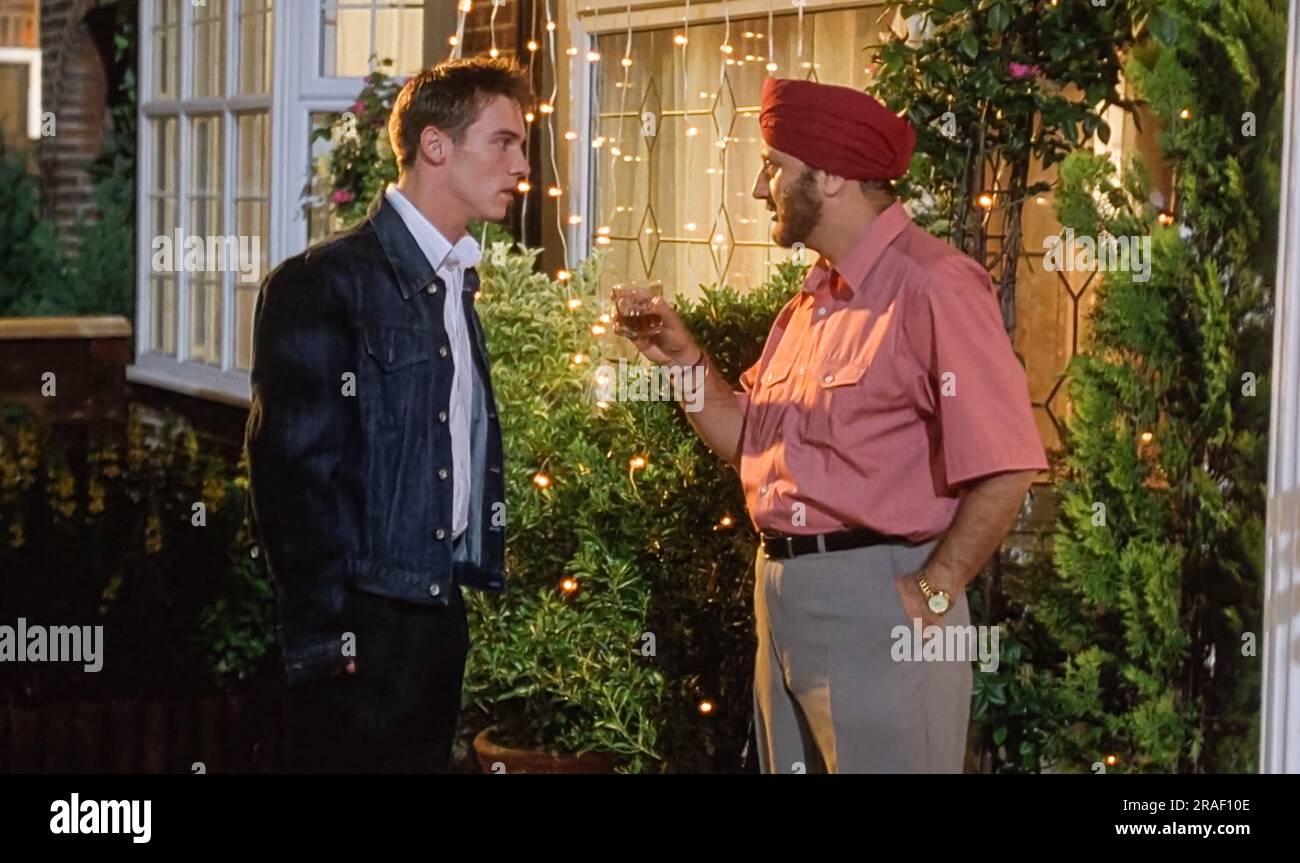 UK. Anupam Kher und Jonathan Rhys Meyers in einer Szene aus dem (C)Helkon SK/Searchlight Pictures. Film: Bend IT like Beckham (2002) . Verschwörung: Zwei ehrgeizige Mädchen haben trotz des Wunsches ihrer Eltern das Herz für eine Karriere im Profifußball. Ref.: LMK110-J10038-300623 von LMKMEDIA. Nur Editorial. Landmark Media ist nicht der Urheberrechtsinhaber dieser Film- oder TV-Standbilder, sondern bietet einen Service nur für anerkannte Medienanbieter an. pictures@lmkmedia.com Stockfoto