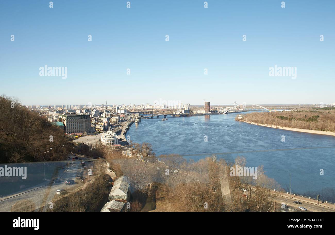 Kiew, Ukraine-03.30.2023: Blick von oben auf Kiew von der Fußgängerbrücke und der Fahrradbrücke über den Abstieg von St. Volodymyr in Kiew, Ukraine Stockfoto