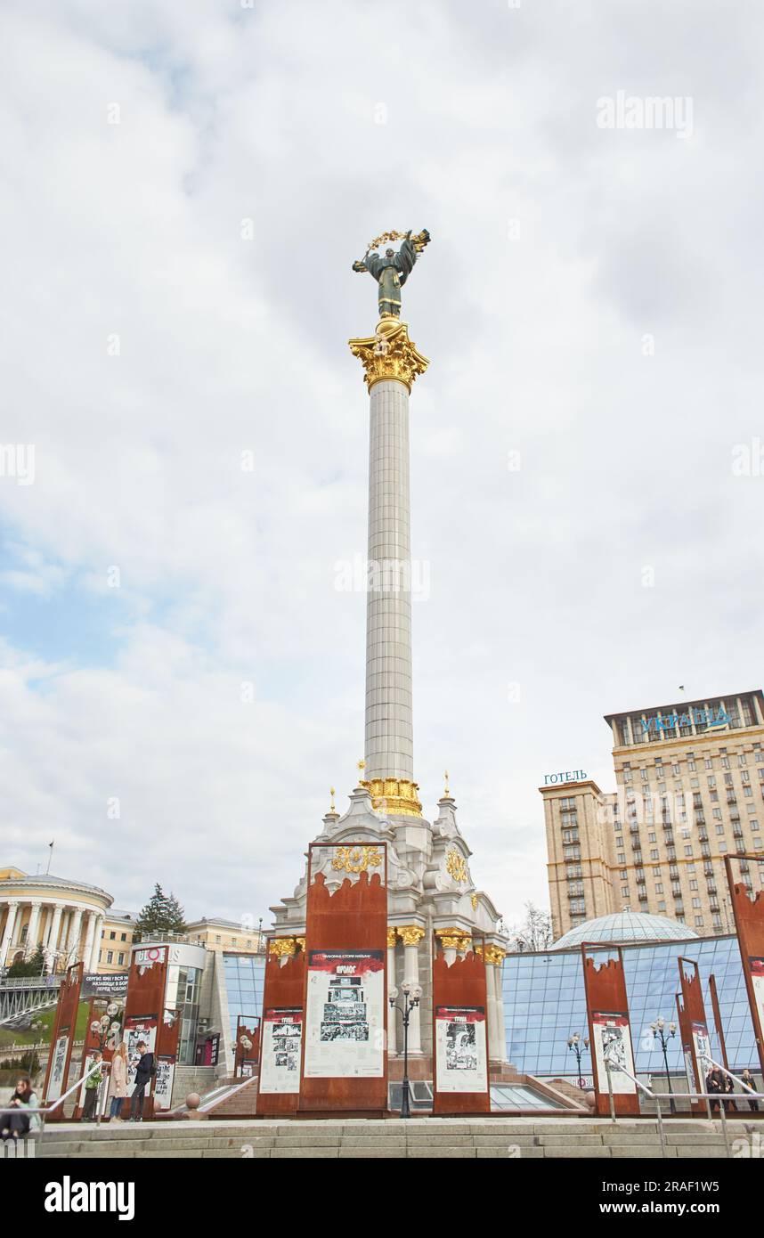 Kiew, Ukraine - 03.27.2023: Independence Square und Chreshchatyk Street in Kriegszeiten in Kiew, Ukraine. Krieg Russlands gegen die Ukraine. Blick auf Maidan Ne Stockfoto