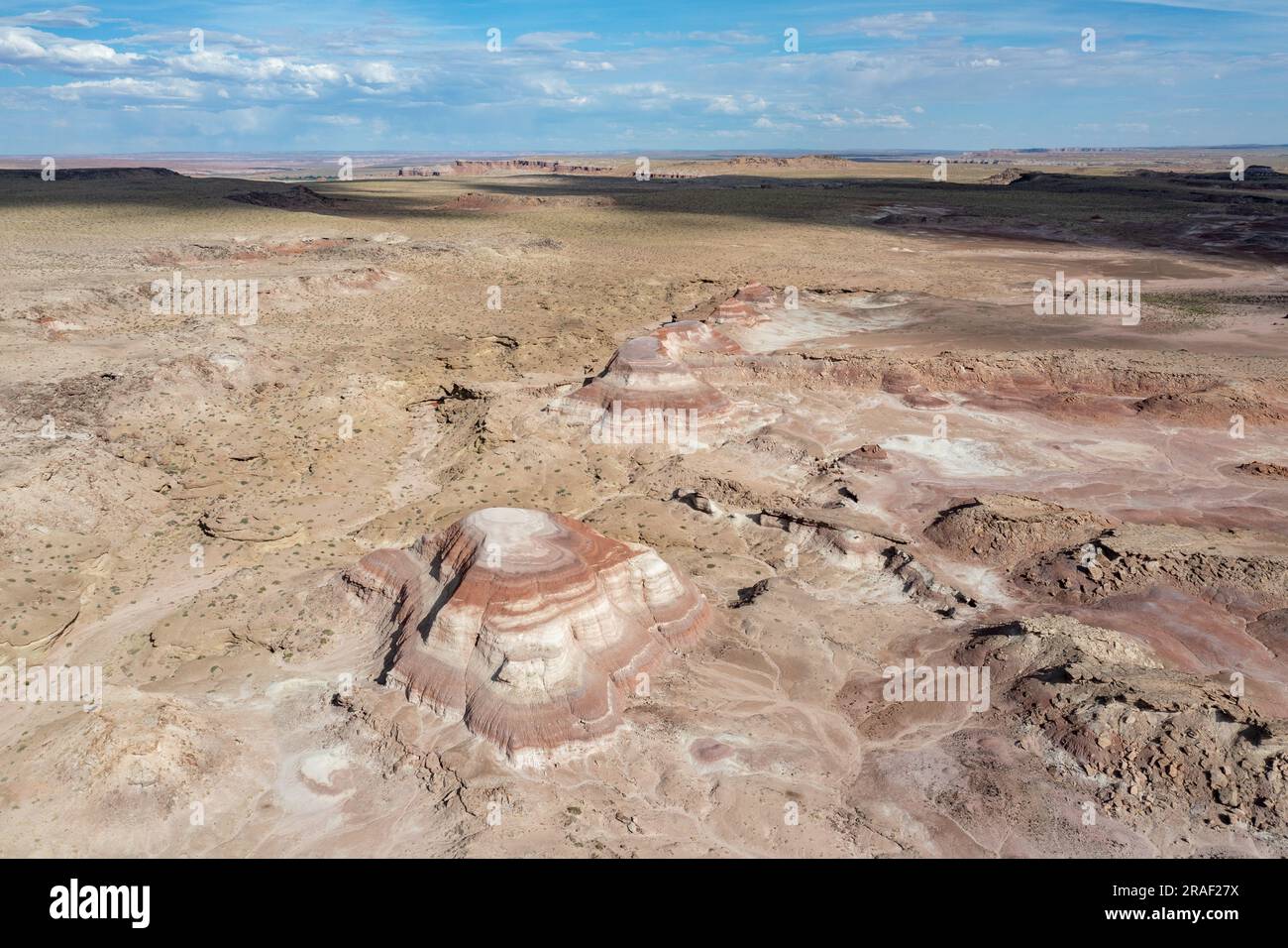Die bunten Bentonite Hills in der Nähe von Hanksville, Utah, aus der Vogelperspektive. Stockfoto