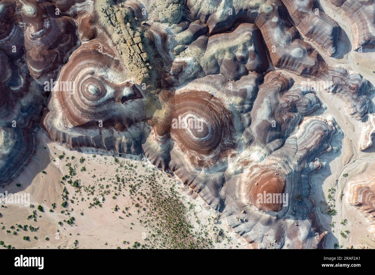 Die bunten Bentonite Hills in der Nähe von Hanksville, Utah, aus der Vogelperspektive. Stockfoto