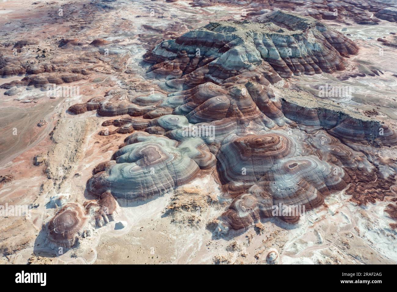 Die bunten Bentonite Hills in der Nähe von Hanksville, Utah, aus der Vogelperspektive. Stockfoto