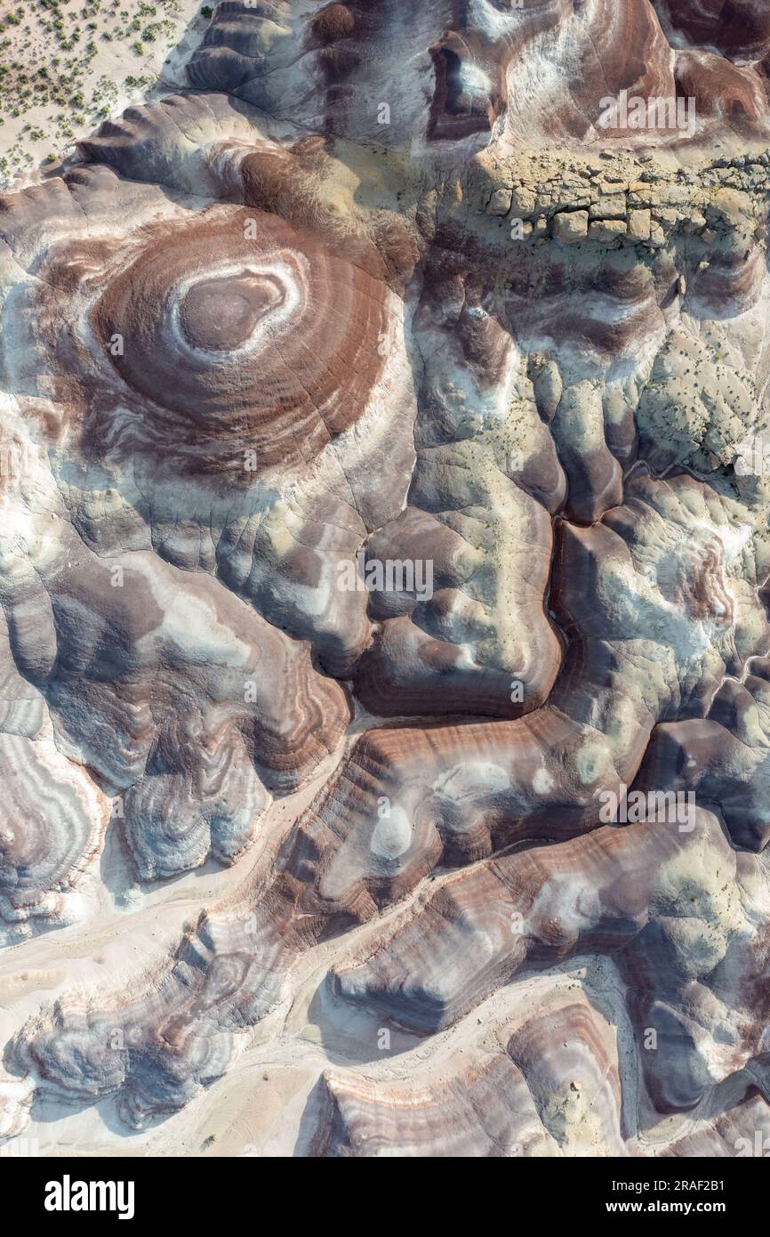 Die bunten Bentonite Hills in der Nähe von Hanksville, Utah, aus der Vogelperspektive. Stockfoto