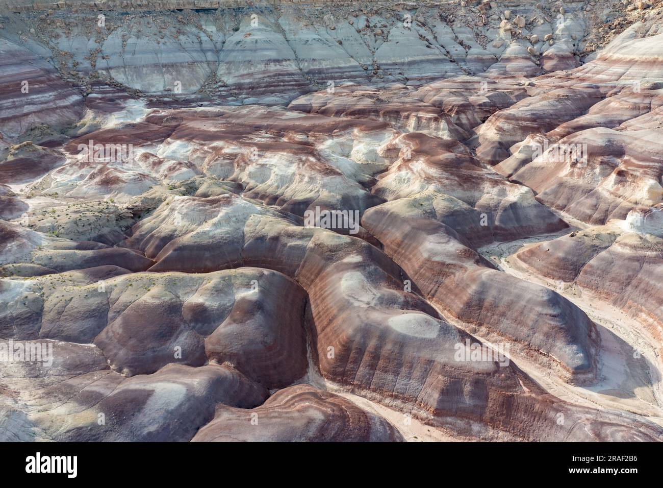 Die bunten Bentonite Hills in der Nähe von Hanksville, Utah, aus der Vogelperspektive. Stockfoto