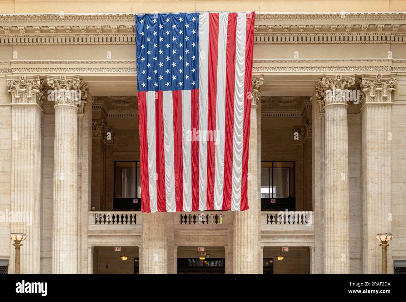 American Flag Hanging In Der Great Hall Of Amtrak Chicago Union Station Interior Classic Corinthian Columns Architecture Stockfoto