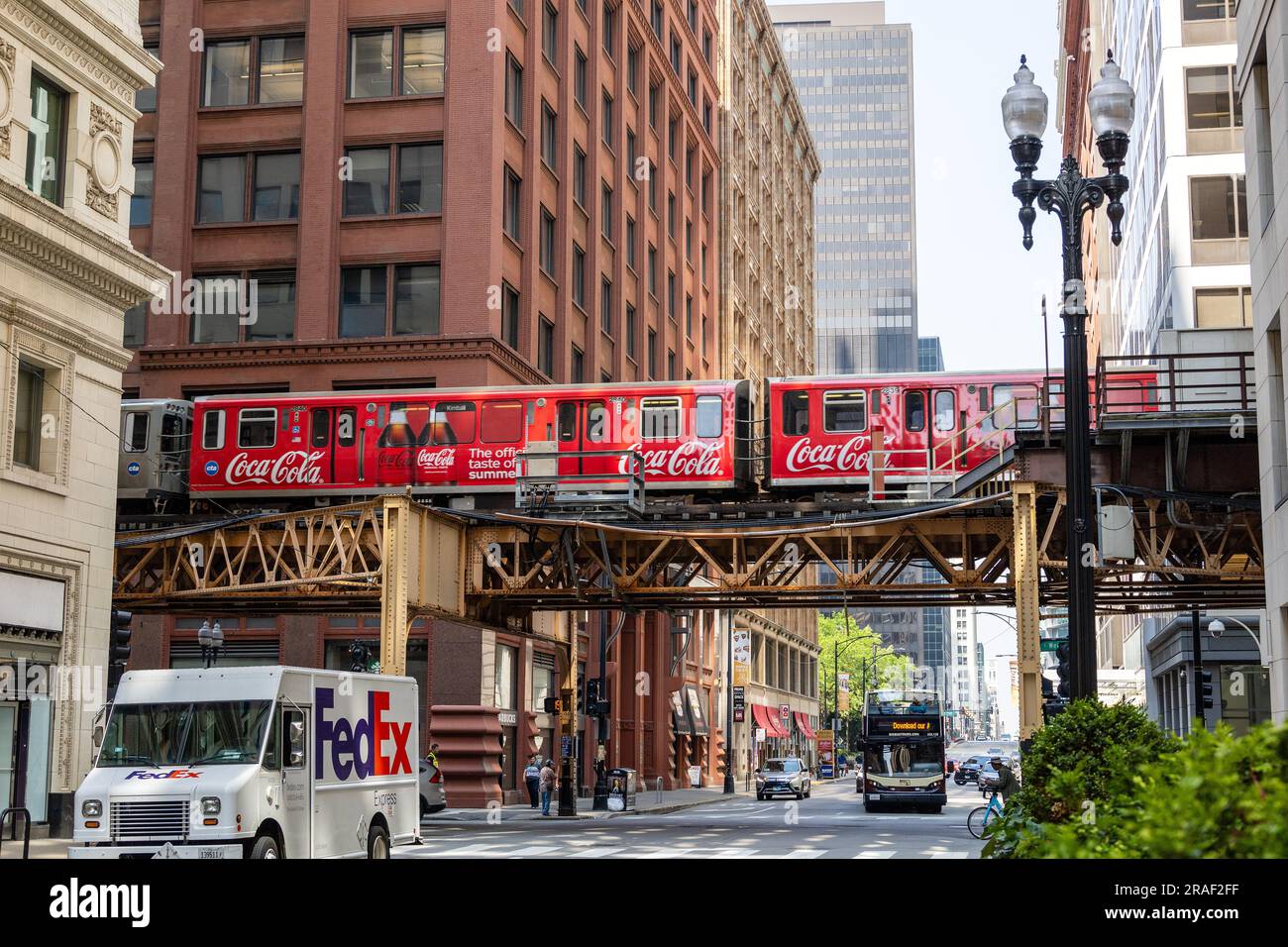 Chicago „L“ Elevated Blue Line, der über Eine Chicago Street fährt, Rail Cars sind verpackt in Coca Cola Advertising, Chicago Transit Authority Stockfoto