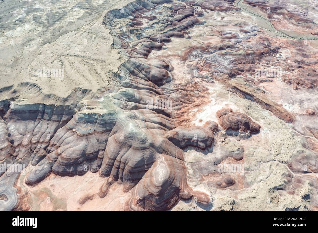 Die bunten Bentonite Hills in der Nähe von Hanksville, Utah, aus der Vogelperspektive. Stockfoto