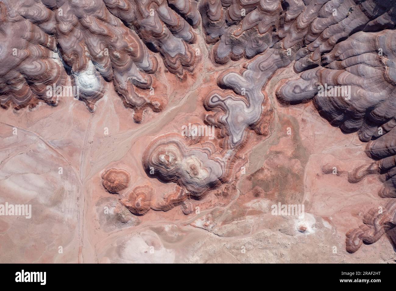 Die bunten Bentonite Hills in der Nähe von Hanksville, Utah, aus der Vogelperspektive. Stockfoto