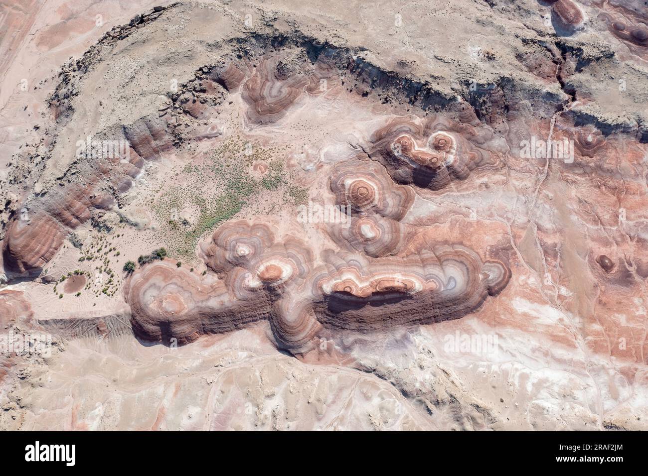 Die bunten Bentonite Hills in der Nähe von Hanksville, Utah, aus der Vogelperspektive. Stockfoto