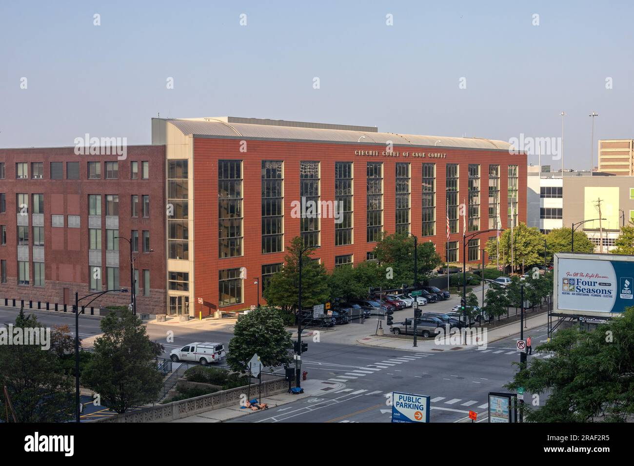 Circuit Court of Cook County in Chicago, Morning Sunrise Building Exterior Courthouse 555 W Harrison St, Chicago, Illinois Stockfoto