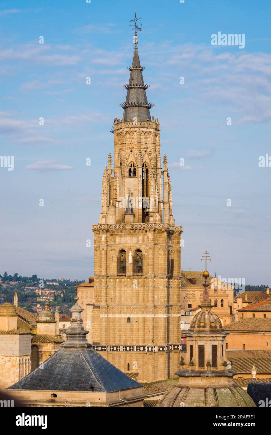 Kathedrale von Toledo, Blick auf den barocken Turm der Kathedrale von Toledo mit seinem 100 Meter hohen Turm hoch über der historischen Altstadt, Spanien Stockfoto
