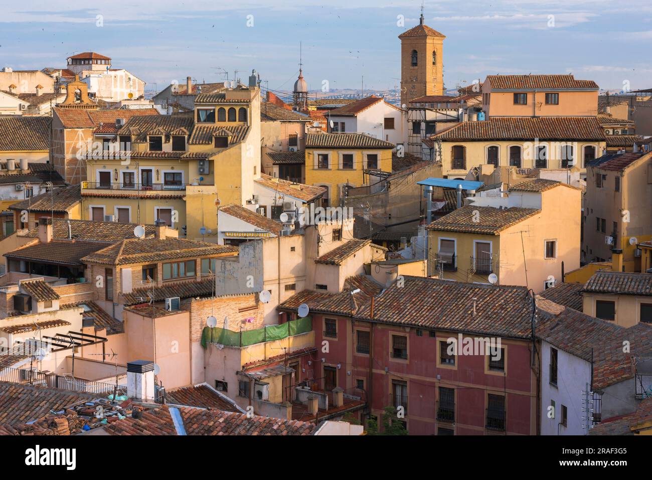 Historische Skyline der spanischen Stadt, Blick auf die überfüllte Altstadt im historischen Zentrum von Toledo, Zentralspanien. Stockfoto