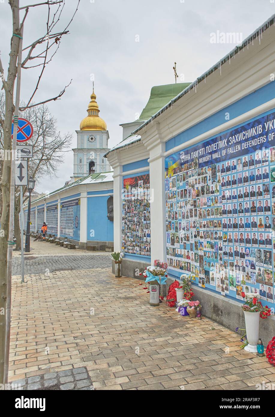 Kiew, Ukraine - 03.29.2023: Die Mauer des Gedenkens an die Gefallenen für die Ukraine auf dem Mychasilivs'ka-Platz. Stockfoto