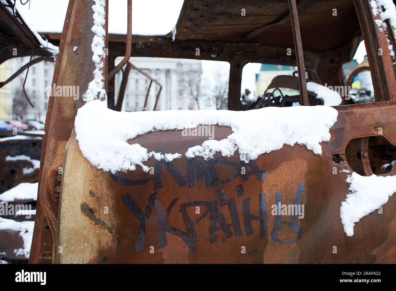 Ein ziviles Auto wurde von russischen Soldaten erschossen. Krieg in der Ukraine. Zerstörte den russischen Panzer auf dem Mykhailivs'ka-Platz. Stockfoto