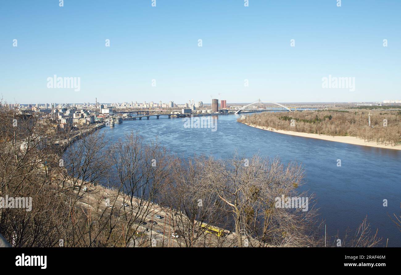 Eine blau-weiße Seilbahn steigt auf Schienen entlang der Steigung. Seilbahn, Seitenansicht. Station Kiew, Ukraine Stockfoto