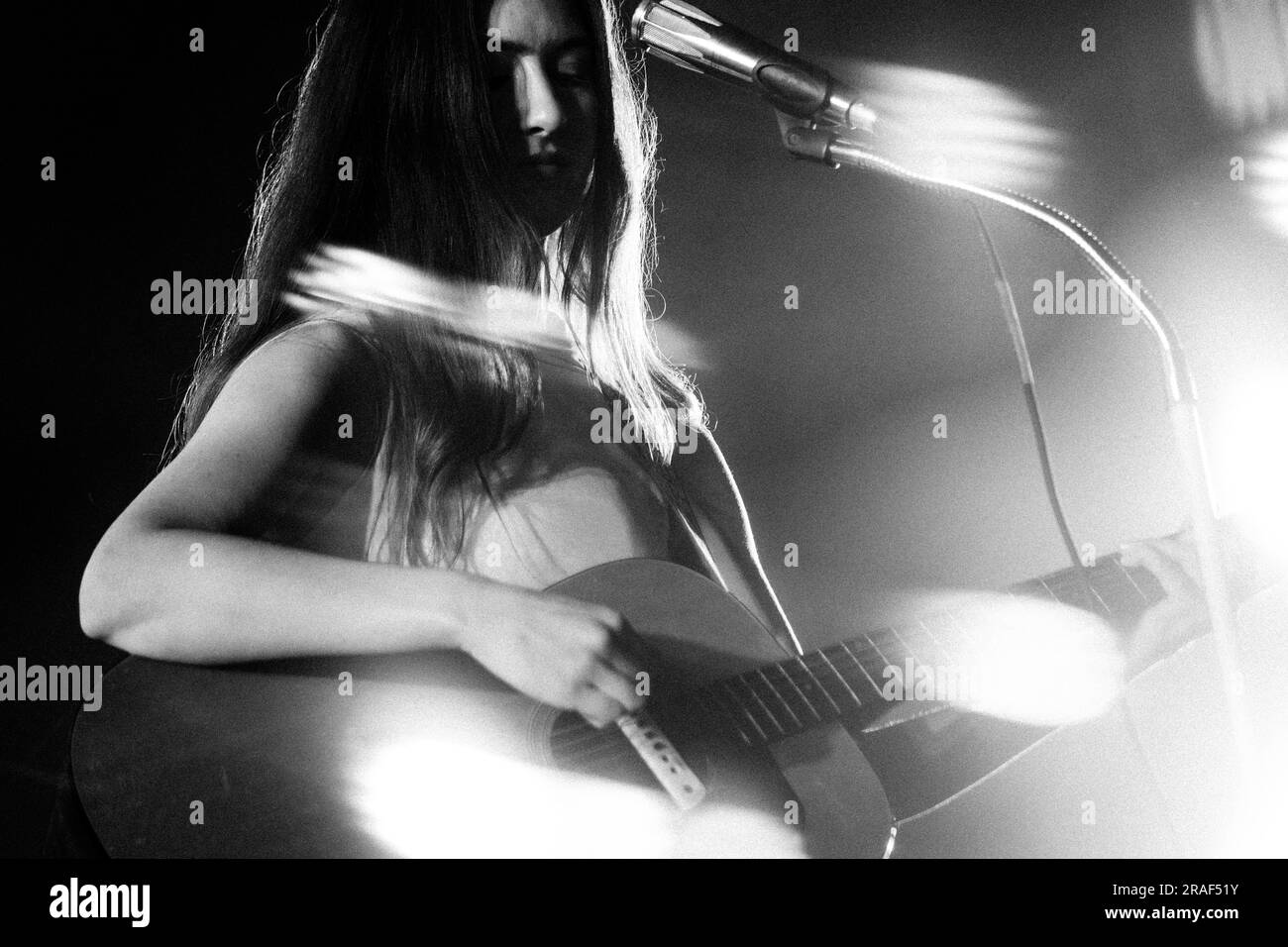 Roskilde, Dänemark. 01., Juli 2023. Der amerikanische Sänger, Songwriter und Musiker Weyes Blood führt während des dänischen Musikfestivals Roskilde Festival 2023 in Roskilde ein Livekonzert auf. (Foto: Gonzales Photo - Malthe Ivarsson). Stockfoto