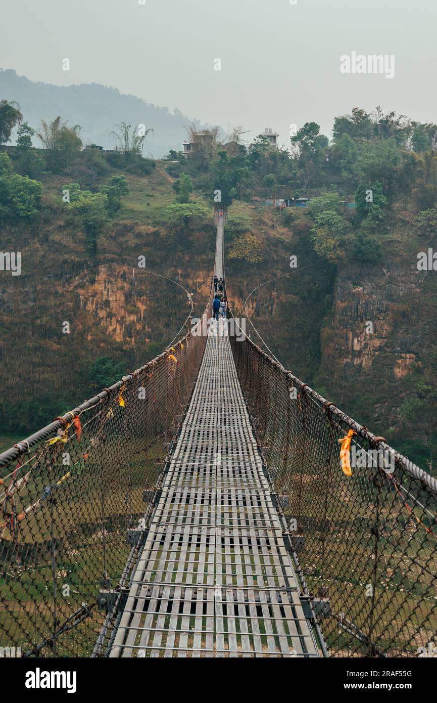 Die berühmte Bhalam-Hängebrücke in der Nähe von Pokhara bietet einen atemberaubenden Blick auf den Seti-Flussufer und zieht Touristen an, die die malerische Landschaft bewundern. Stockfoto