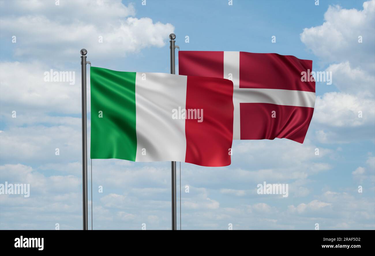 Die dänische Flagge und die italienische Flagge, die gemeinsam am blauen Himmel schweben, sind ein Konzept der Zusammenarbeit zwischen zwei Ländern Stockfoto