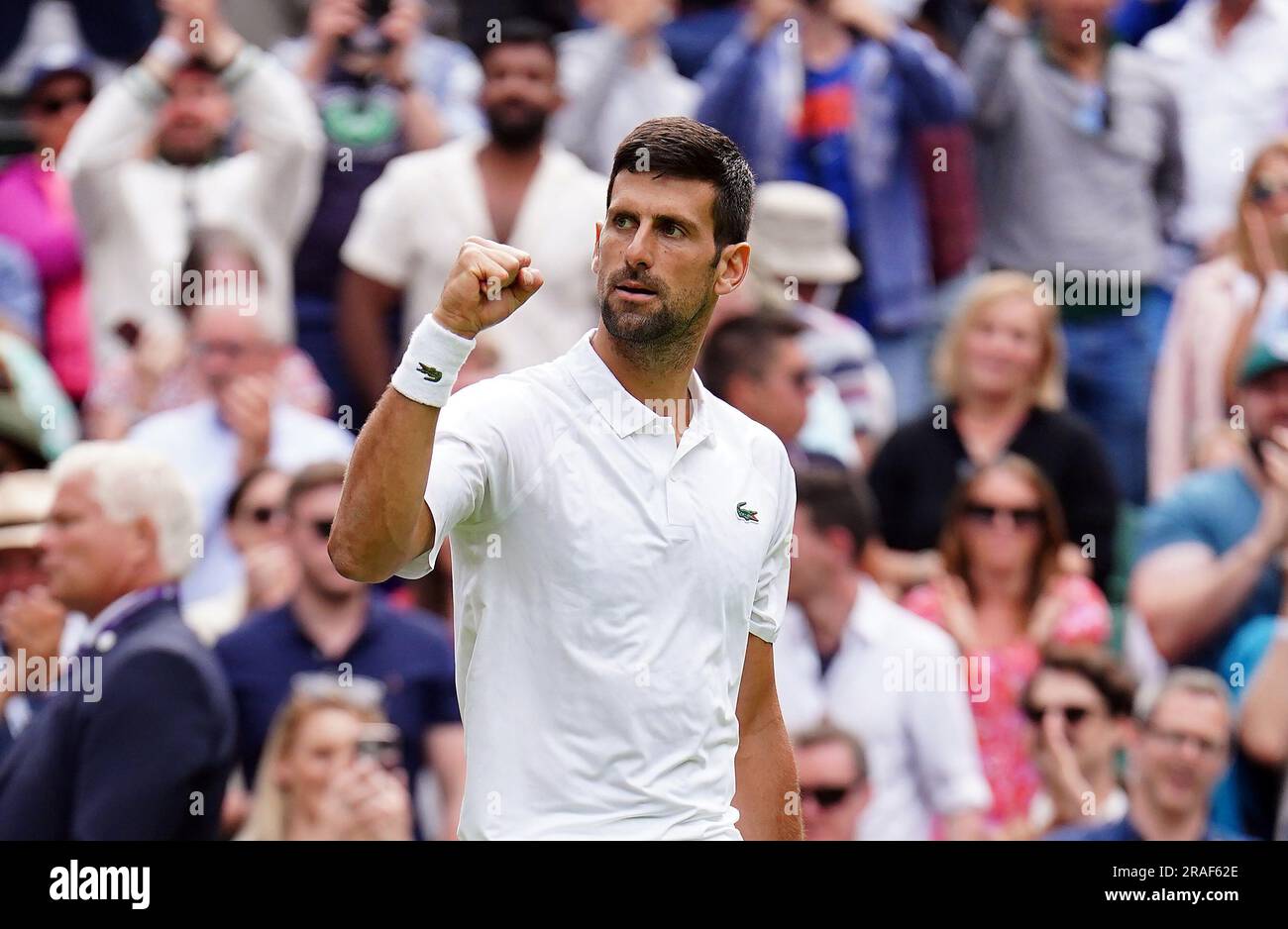 Novak Djokovic feiert, nachdem er Pedro Cachin (nicht abgebildet) am ersten Tag der Wimbledon Championships 2023 im All England Lawn Tennis and Croquet Club in Wimbledon geschlagen hat. Foto: Montag, 3. Juli 2023. Stockfoto