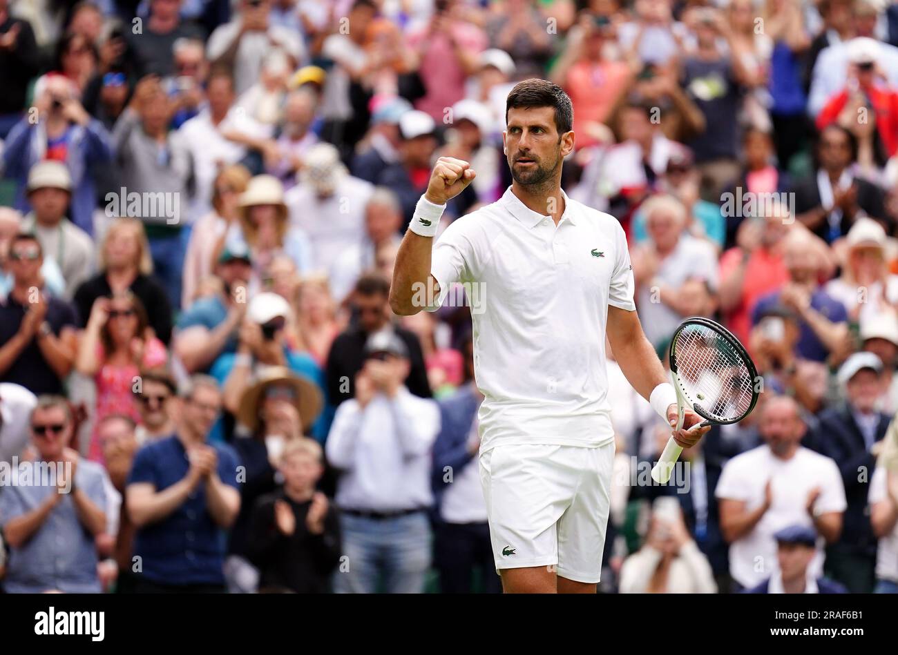 Novak Djokovic feiert, nachdem er Pedro Cachin (nicht abgebildet) am ersten Tag der Wimbledon Championships 2023 im All England Lawn Tennis and Croquet Club in Wimbledon geschlagen hat. Foto: Montag, 3. Juli 2023. Stockfoto