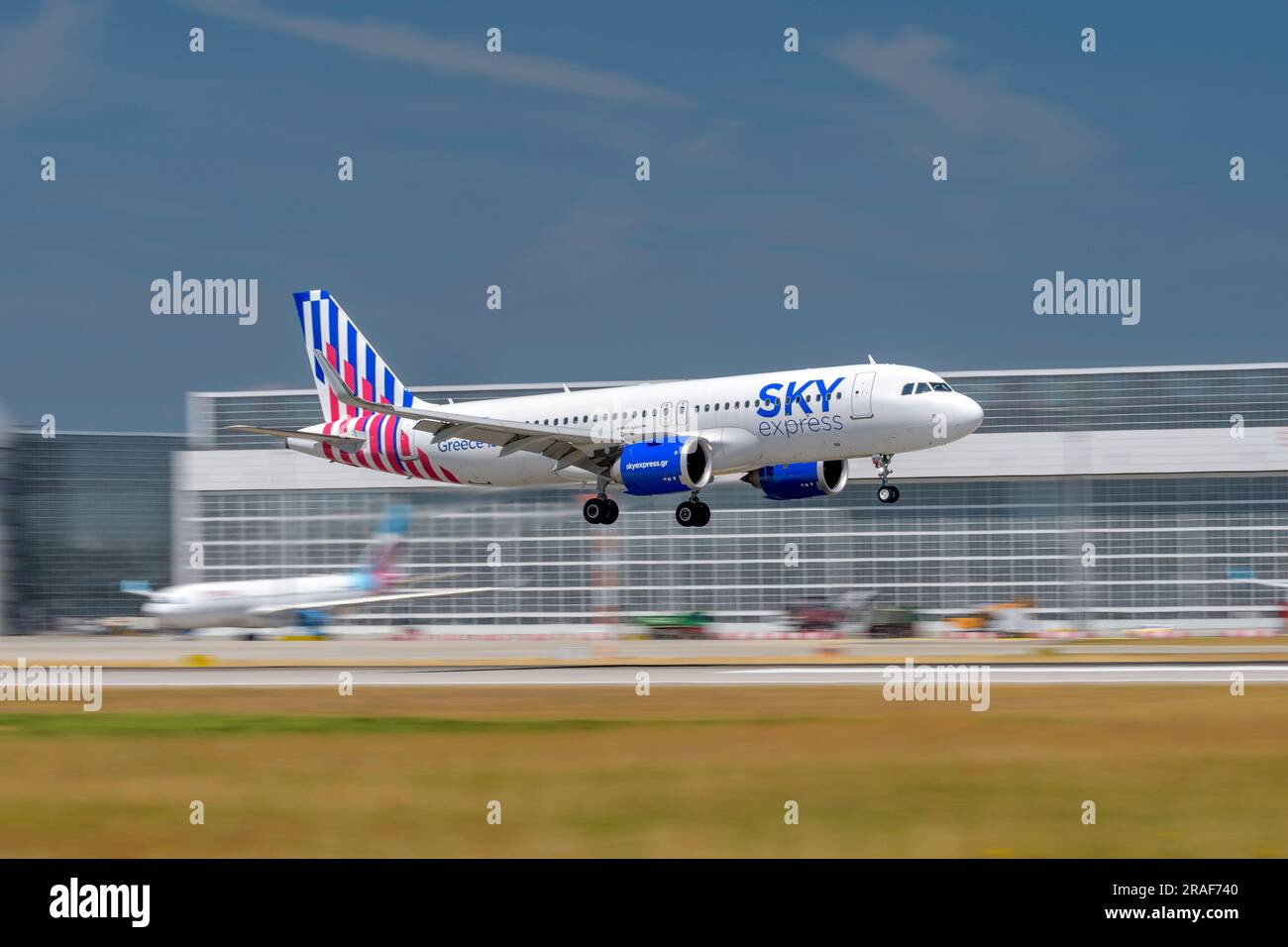 München, Deutschland - Juni 29. 2023 : Sky Express Airbus A320-251N mit Luftfahrzeugregistrierung SX-WEB während der Landung auf der Südbahn 26L der Stockfoto