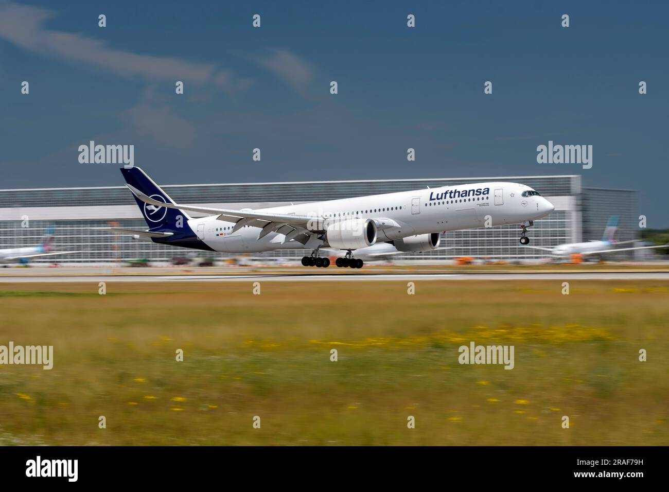 München, Deutschland - Juni 29. 2023 : Lufthansa Airbus A350-941 mit Luftfahrzeugregistrierung D-AIXP während der Landung auf der Südbahn 26L der Mun Stockfoto
